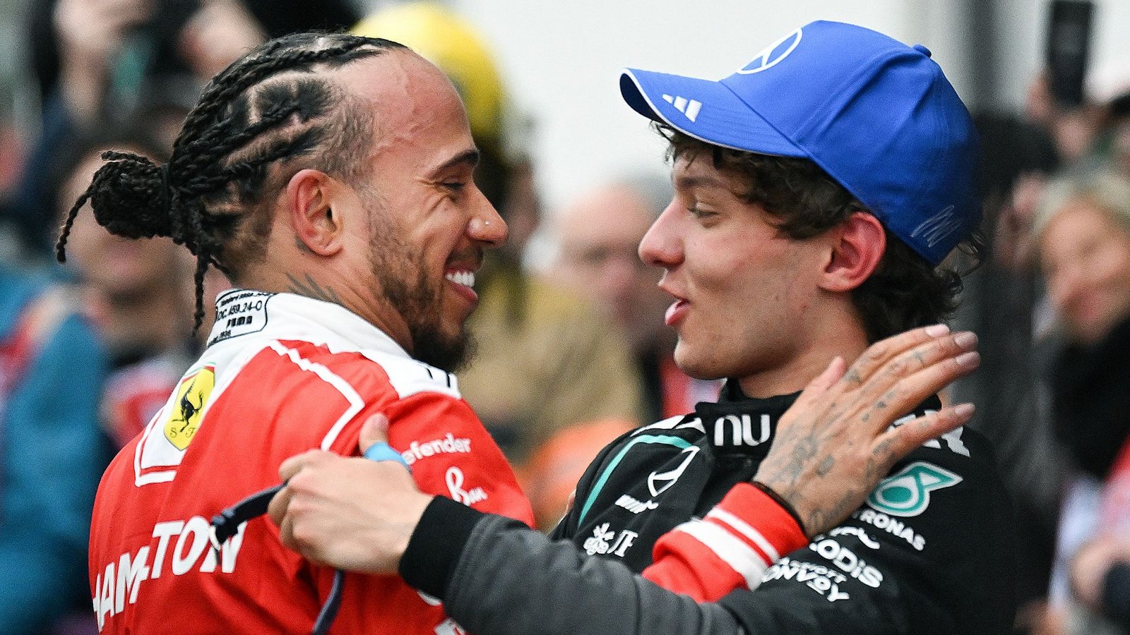 Kimi Antonelli (r) wird von Ferrari-Piloten Lewis Hamilton (l) nach seinem Sieg beglückwünscht.Foto: Graham Hughes/The Canadian Press/AP/dpa