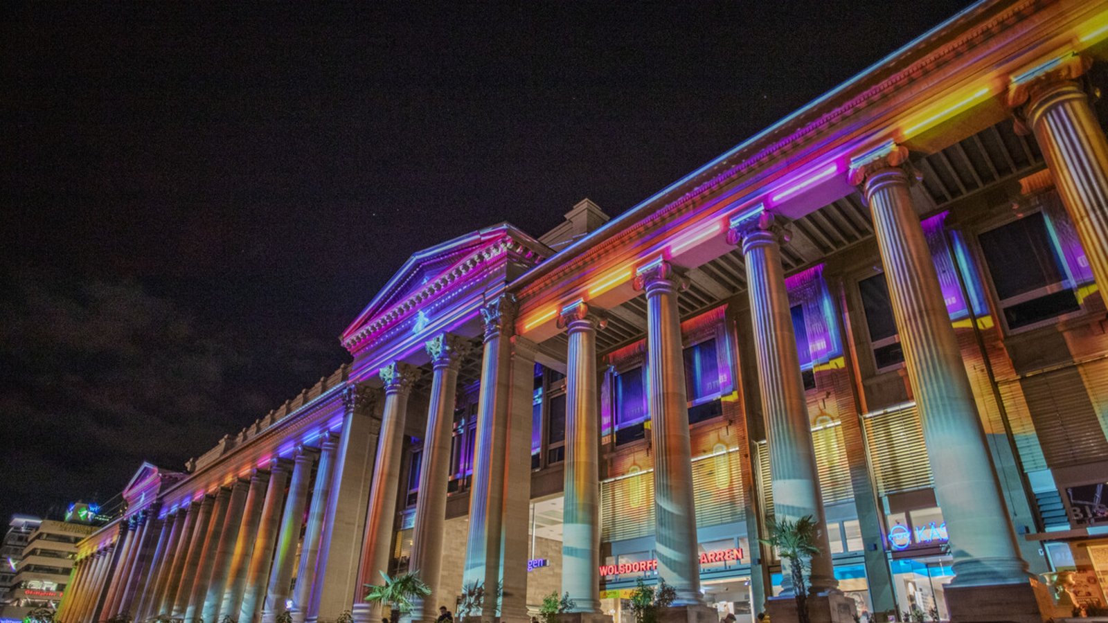 Der Königsbau wird zur Leinwand. Eine bunte Lichtershow wartet zwischen 18 und 22.30 Uhr.Foto: CIS/Leif Piechowski Der Königsbau wird zur Leinwand. Eine bunte Lichtershow wartet zwischen 18 und 22.30 Uhr.Foto: CIS/Leif Piechowski