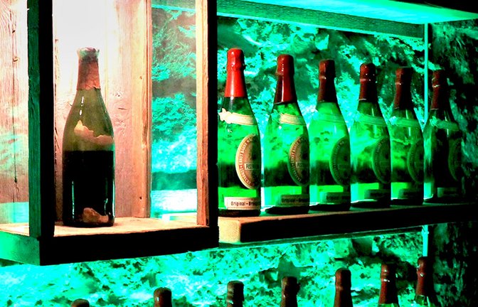 Das Bier von 1885 im Regal: Es wird als typisches Lager  eingeordnet.<span class='image-autor'>Foto: dpa/Privatbrauerei Barre</span>