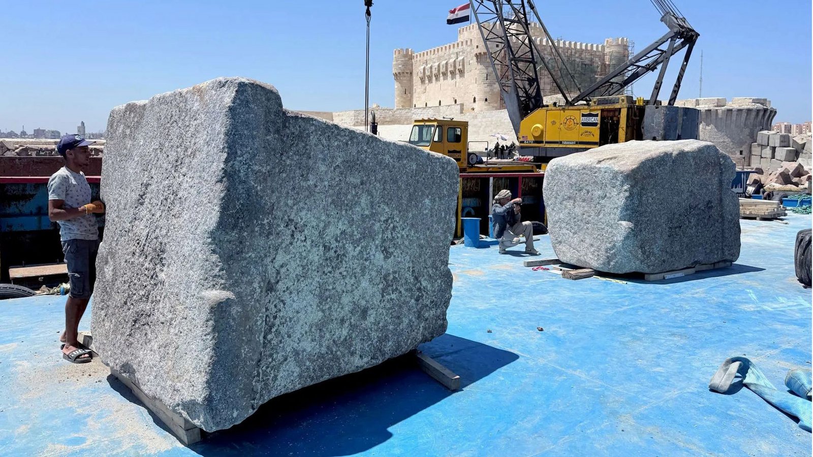 Einer der Fundamentblöcke des Leuchtturms von Alexandria nach der Bergung vom Meeresgrund.Foto: © GEDEON Programmes/CEAlex Einer der Fundamentblöcke des Leuchtturms von Alexandria nach der Bergung vom Meeresgrund.Foto: © GEDEON Programmes/CEAlex