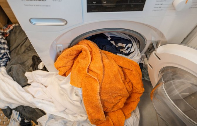 Wenn die   Waschmaschine „verreckt“ und die Wäsche verdreckt, ist die Hausfrau zusammengeschreckt.<span class='image-autor'>Foto: Imago/Bihlmayerfotografie</span>