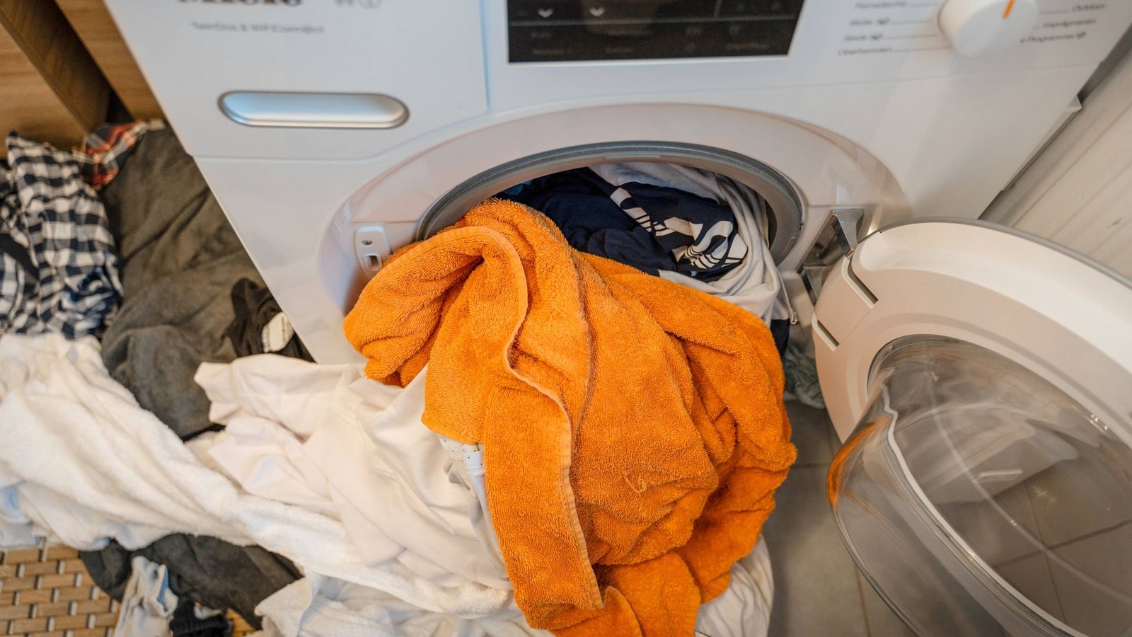 Wenn die Waschmaschine „verreckt“ und die Wäsche verdreckt, ist die Hausfrau zusammengeschreckt.Foto: Imago/Bihlmayerfotografie Wenn die Waschmaschine „verreckt“ und die Wäsche verdreckt, ist die Hausfrau zusammengeschreckt.Foto: Imago/Bihlmayerfotografie