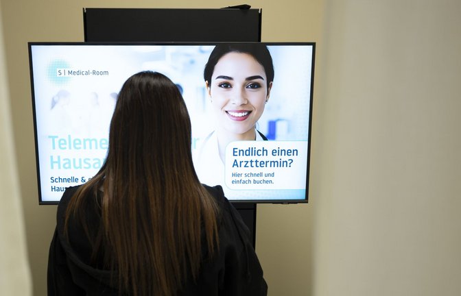 Terminbuchungsterminal in einer Kaufland-Filiale in Mosbach: Hier können sich Kunden telemedizinisch beraten lassen.<span class='image-autor'>Foto: Marijan Murat/dpa</span>