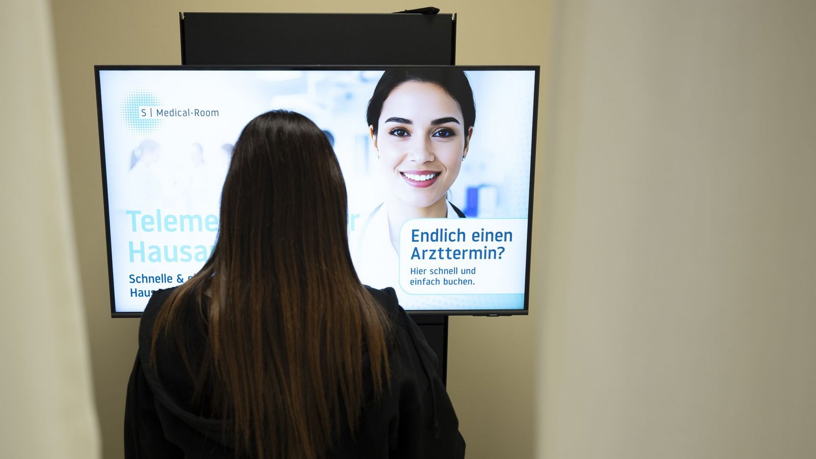 Terminbuchungsterminal in einer Kaufland-Filiale in Mosbach: Hier können sich Kunden telemedizinisch beraten lassen.Foto: Marijan Murat/dpa