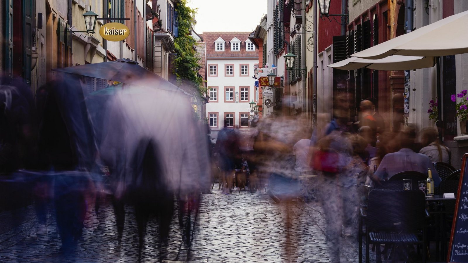 Der Streit um den Kneipenlärm in der Unteren Straße und anderen Heidelberger Altstadtgassen schwelt schon seit zehn Jahren.Foto: dpa/Uwe Anspach Der Streit um den Kneipenlärm in der Unteren Straße und anderen Heidelberger Altstadtgassen schwelt schon seit zehn Jahren.Foto: dpa/Uwe Anspach