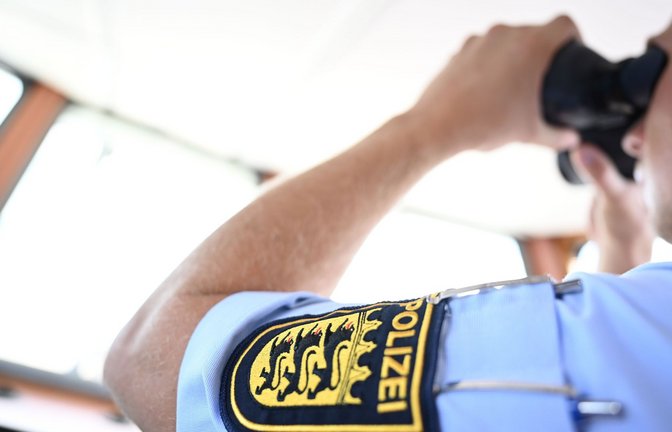 Ein Augenzeuge hatte Rettungskräfte alarmiert, als er während der Fahrt Rauch bemerkte. (Symbolbild)<span class='image-autor'>Foto: dpa/Felix Kästle</span>