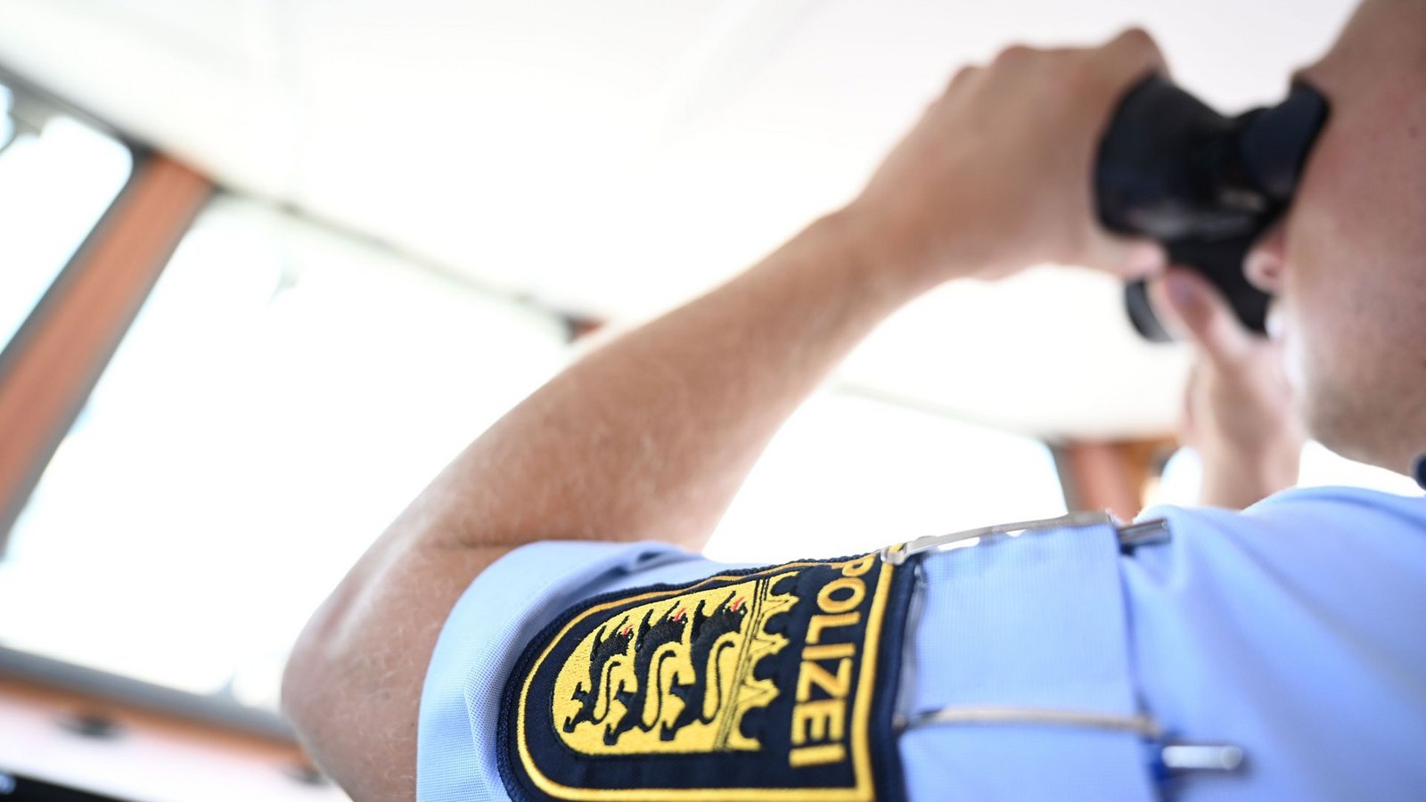 Ein Augenzeuge hatte Rettungskräfte alarmiert, als er während der Fahrt Rauch bemerkte. (Symbolbild)Foto: dpa/Felix Kästle