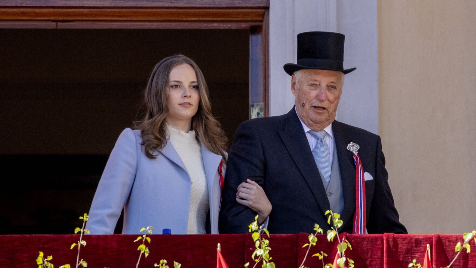 Ingrid Alexandra stützt ihren Großvater, den betagten König Harald V.Foto: IMAGO/PPE/IMAGO/PPE