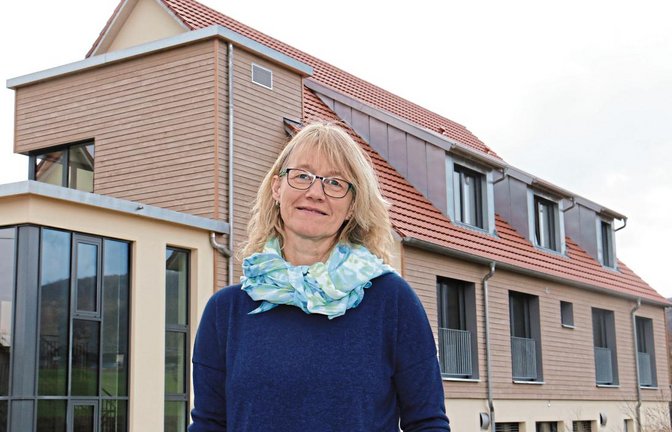 Initiatorin und Geschäftsführerin Karin Eckstein vor der Familienherberge Lebensweg in Schützingen.  Foto: Rücker