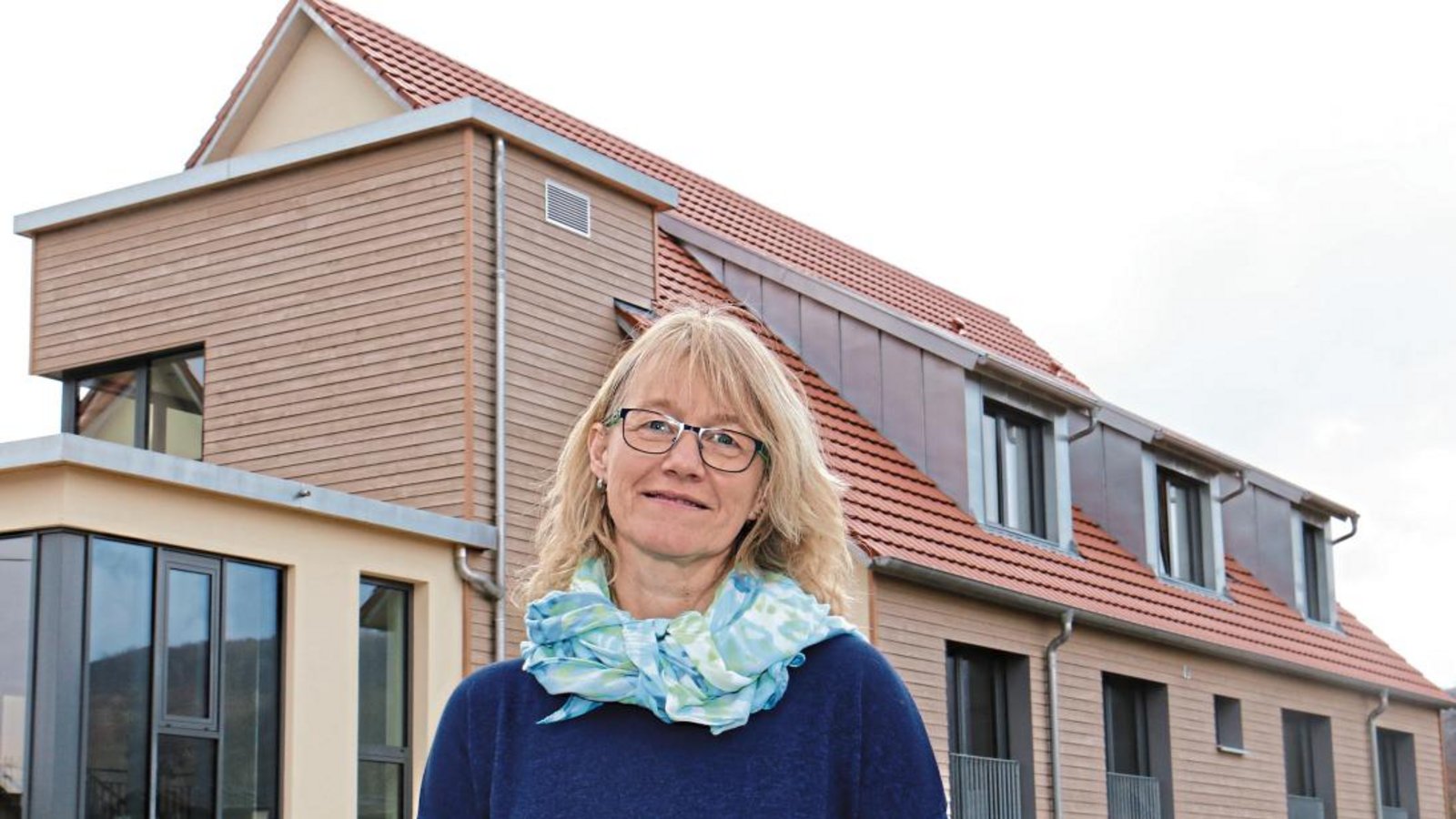 Initiatorin und Geschäftsführerin Karin Eckstein vor der Familienherberge Lebensweg in Schützingen. Foto: Rücker Initiatorin und Geschäftsführerin Karin Eckstein vor der Familienherberge Lebensweg in Schützingen. Foto: Rücker