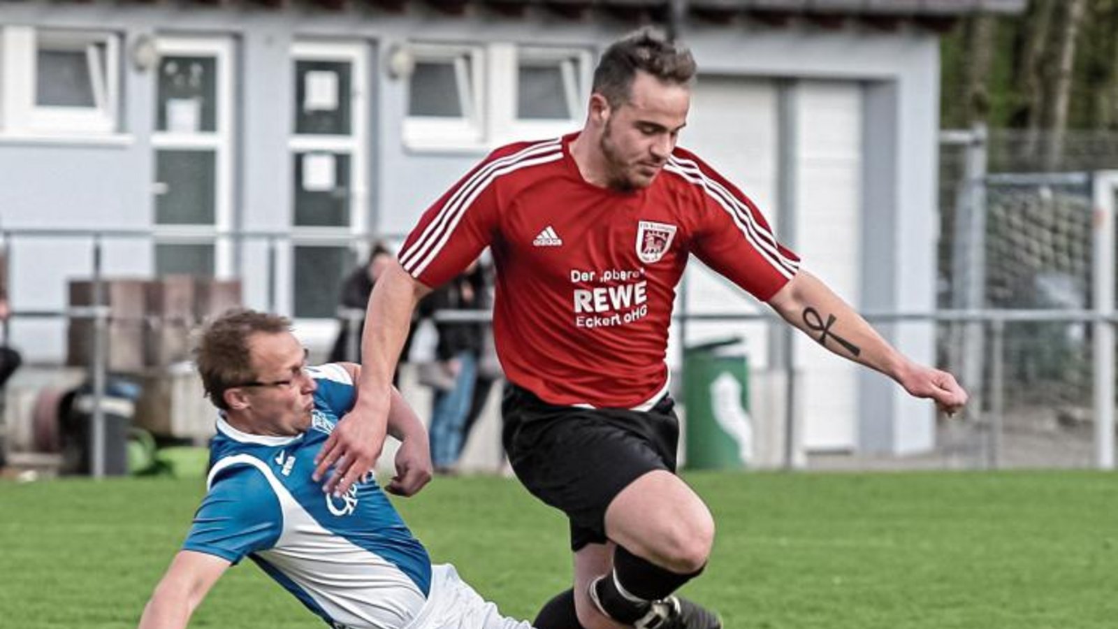 Johannes Schuller (rechts) wirbelt auf der Außenbahn des VfB Vaihingen. Foto: Simecek Johannes Schuller (rechts) wirbelt auf der Außenbahn des VfB Vaihingen. Foto: Simecek