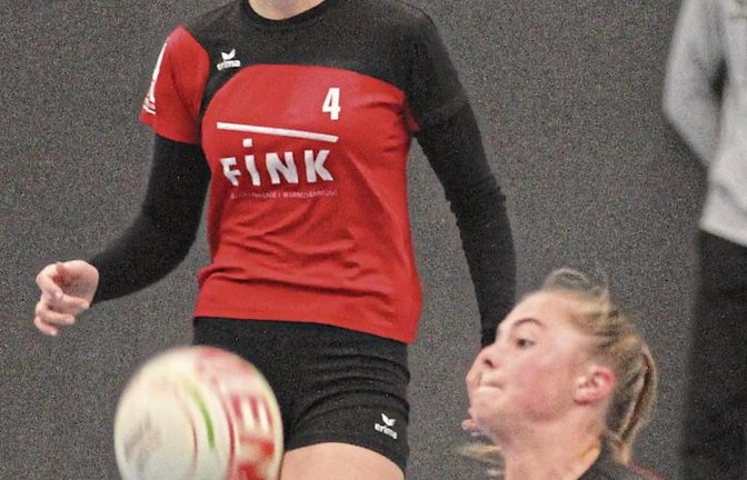 Beim Abwehrén von kurzen Bällen – wie hier durch TVV-Angreiferin Ricarda Stübbe – hat es zu Beginn des Spieltags bei den Vaihingerinnen noch Abstimmungsprobleme gegeben. Foto: Nachreiner