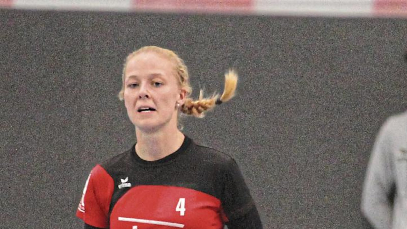 Beim Abwehrén von kurzen Bällen – wie hier durch TVV-Angreiferin Ricarda Stübbe – hat es zu Beginn des Spieltags bei den Vaihingerinnen noch Abstimmungsprobleme gegeben. Foto: Nachreiner Beim Abwehrén von kurzen Bällen – wie hier durch TVV-Angreiferin Ricarda Stübbe – hat es zu Beginn des Spieltags bei den Vaihingerinnen noch Abstimmungsprobleme gegeben. Foto: Nachreiner