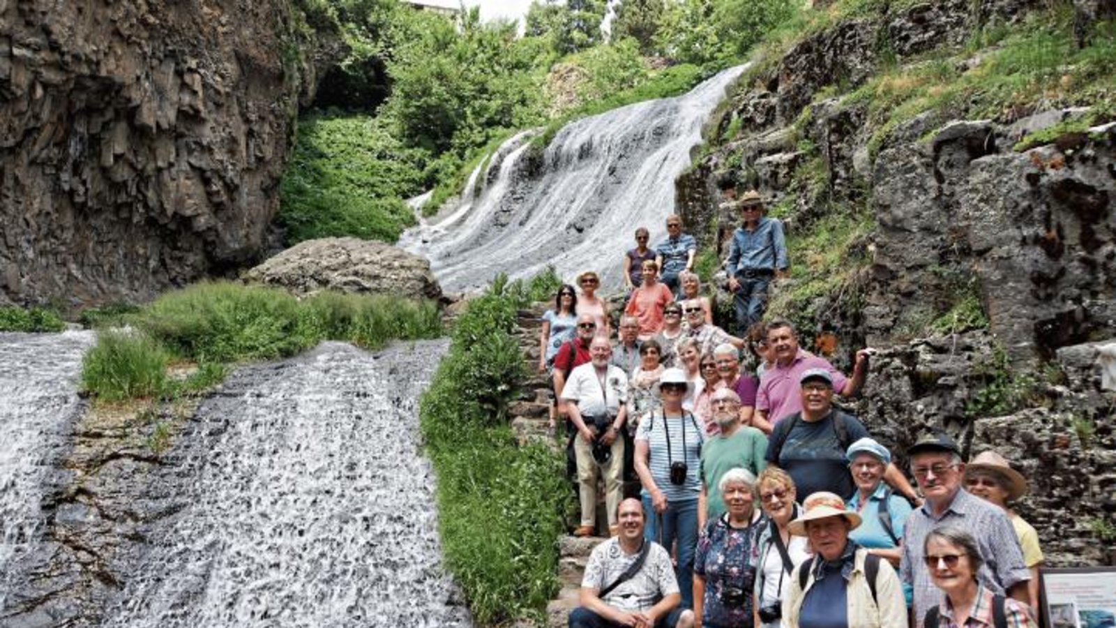 Die Reisegruppe bei den Wasserfällen in Dshermuk. Die Reisegruppe bei den Wasserfällen in Dshermuk.
