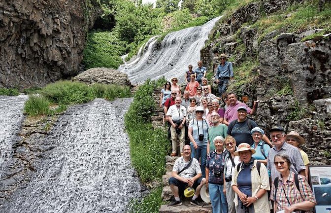 Die Reisegruppe bei den Wasserfällen in Dshermuk.