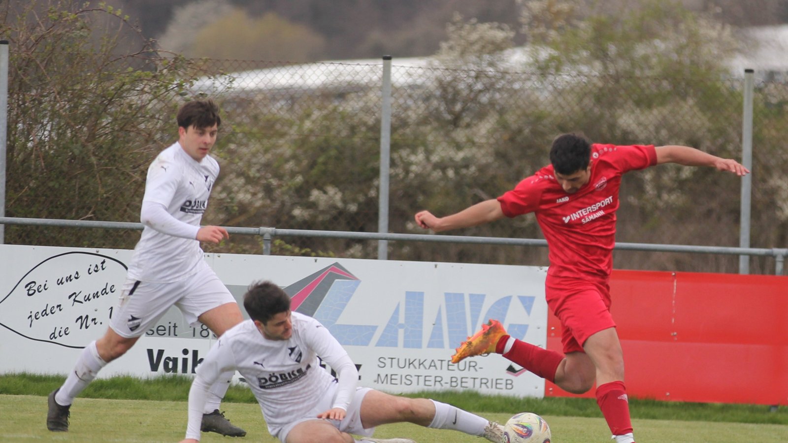 Kann sich Can Staiger (rechts) mit dem TSV Großglattbach im Auswärtsspiel beim Tabellenzweiten SGM Nussdorf/Roßwag behaupten? Foto: Dittrich