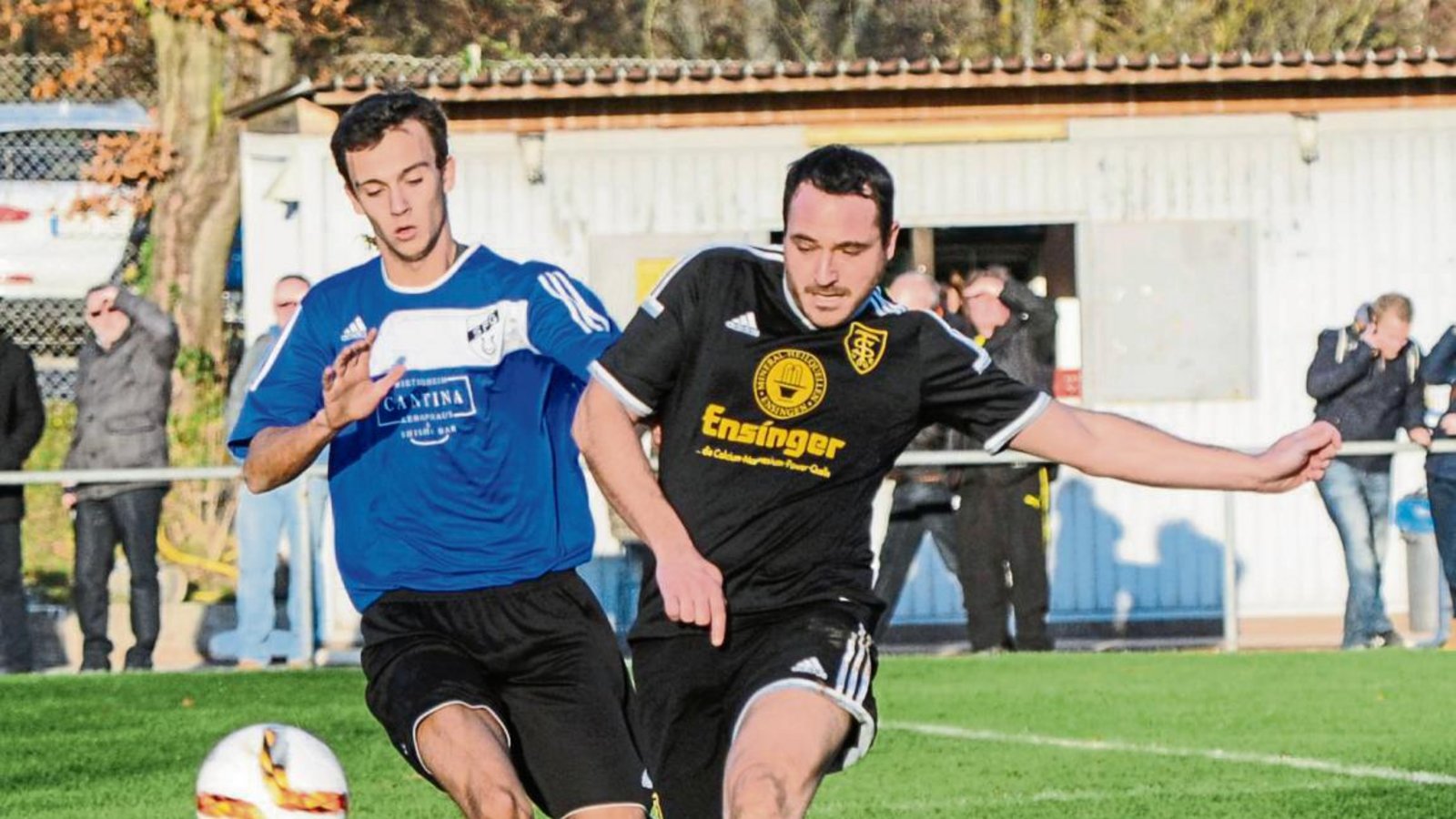 Der Ensinger Abwehrchef Marc Eiberger (rechts) klärt vor Sachsenheims Jonas Schneider und gewinnt mit dem TSV mit 2:0. Foto: Leitner