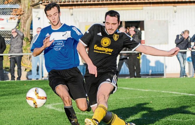 Der Ensinger Abwehrchef Marc Eiberger (rechts) klärt vor Sachsenheims Jonas Schneider und gewinnt mit dem TSV mit 2:0. Foto: Leitner