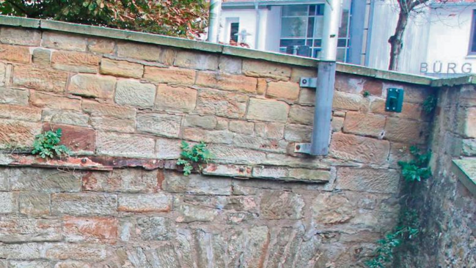 Der Westteil des Sachsenheimer Wasserschlosses wird seit Monaten abgestützt. Der Westteil des Sachsenheimer Wasserschlosses wird seit Monaten abgestützt.