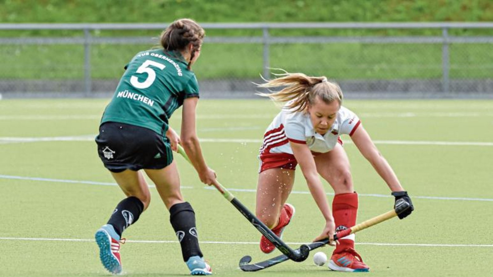 Greta Meissner (rechts) hat mit ihren beiden Treffern für den 2:0-Sieg des Bietigheimer HTC beim TuS Obermenzing gesorgt. Foto: Archiv/Leitner Greta Meissner (rechts) hat mit ihren beiden Treffern für den 2:0-Sieg des Bietigheimer HTC beim TuS Obermenzing gesorgt. Foto: Archiv/Leitner