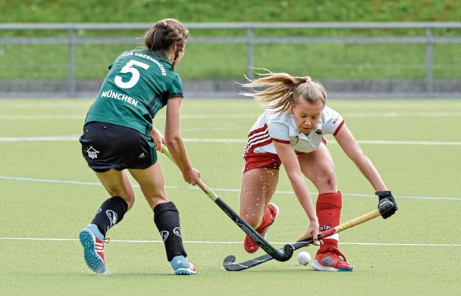 Greta Meissner (rechts) hat mit ihren beiden Treffern für den 2:0-Sieg des Bietigheimer HTC beim TuS Obermenzing gesorgt. Foto: Archiv/Leitner