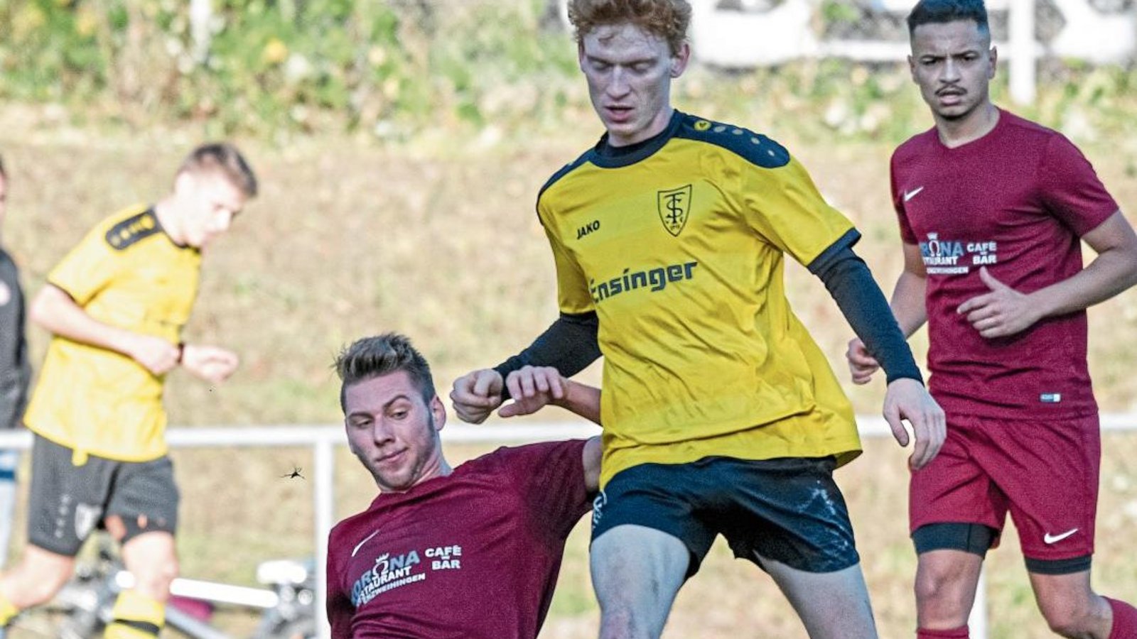 Mit seiner Schnelligkeit und seiner guten Technik stellt Kevin Steinl (rechts) vom TSV Ensingen viele Gegenspieler wie hier seinen jetzigen Mannschaftskameraden Steffen Roßmann, der in der vergangenen Saison noch für den TSV Enzweihingen auflief, vor eini Mit seiner Schnelligkeit und seiner guten Technik stellt Kevin Steinl (rechts) vom TSV Ensingen viele Gegenspieler wie hier seinen jetzigen Mannschaftskameraden Steffen Roßmann, der in der vergangenen Saison noch für den TSV Enzweihingen auflief, vor eini