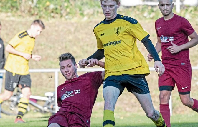 Mit seiner Schnelligkeit und seiner guten Technik stellt Kevin Steinl (rechts) vom TSV Ensingen viele Gegenspieler wie hier seinen jetzigen Mannschaftskameraden Steffen Roßmann, der in der vergangenen Saison noch für den TSV Enzweihingen auflief, vor eini
