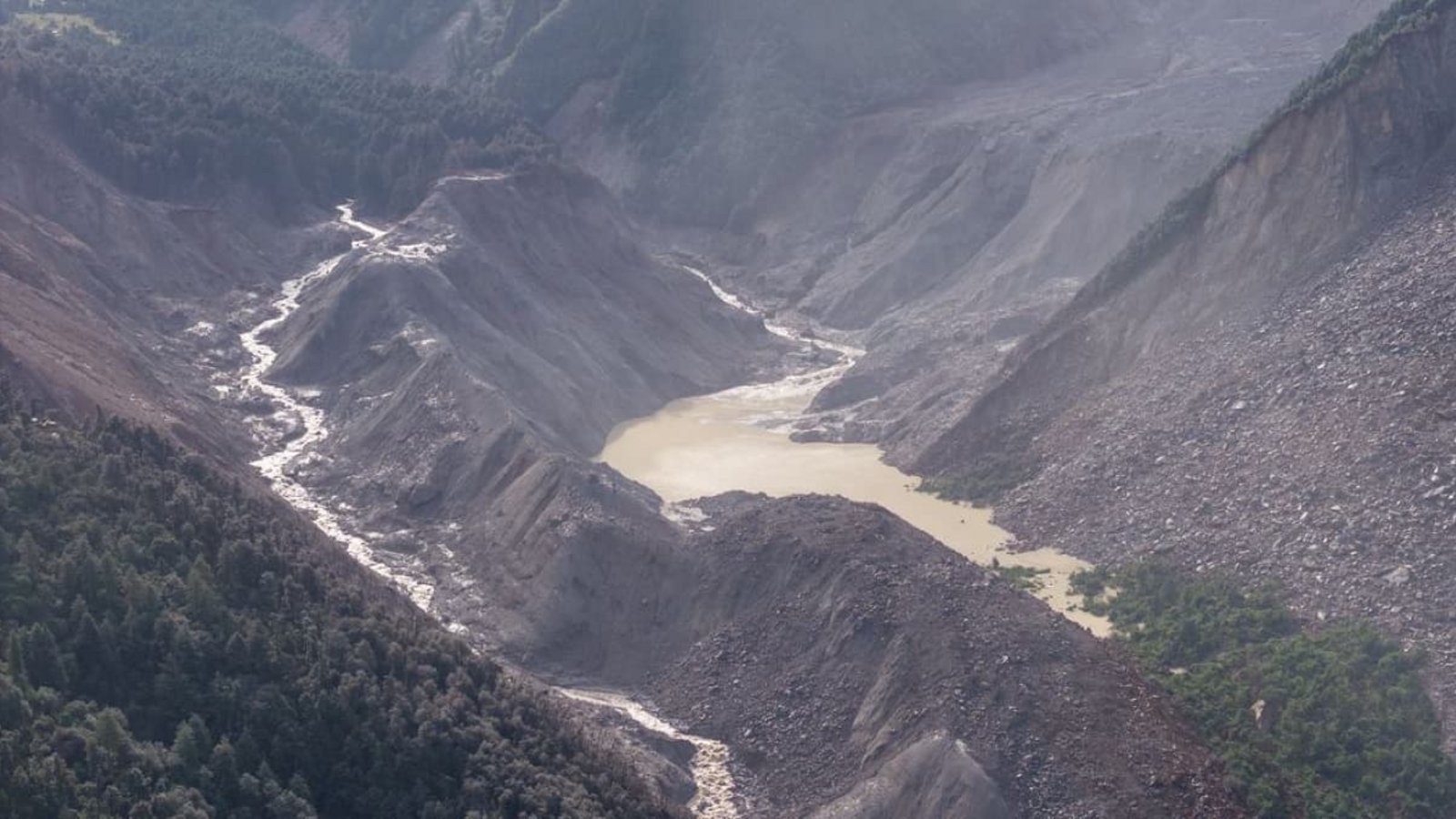 Luftaufnahmen zeigen den See, der auf nepalesischem Gebiet liegen soll, der sich nach der Sturzflut am Mittwoch neu gebildet hat. Die chinesischen Behörden hatten bereits am Donnerstag vor der Lage dort gewarnt, weil darin weiter Millionen Kubikmeter an Wasser hineinfließen könnten und er deshalb überlaufen und eine neue Sturzflut auslösen könnte. In dem Gebiet werden obendrein weitere Regenfälle erwartet.Li Jian/XinHua/dpa Luftaufnahmen zeigen den See, der auf nepalesischem Gebiet liegen soll, der sich nach der Sturzflut am Mittwoch neu gebildet hat. Die chinesischen Behörden hatten bereits am Donnerstag vor der Lage dort gewarnt, weil darin weiter Millionen Kubikmeter an Wasser hineinfließen könnten und er deshalb überlaufen und eine neue Sturzflut auslösen könnte. In dem Gebiet werden obendrein weitere Regenfälle erwartet.Li Jian/XinHua/dpa