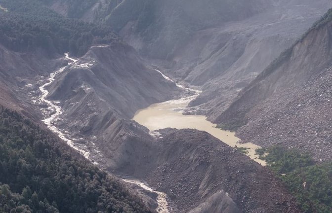 Luftaufnahmen zeigen den See, der auf nepalesischem Gebiet liegen soll, der sich nach der Sturzflut am Mittwoch neu gebildet hat. Die chinesischen Behörden hatten bereits am Donnerstag vor der Lage dort gewarnt, weil darin weiter Millionen Kubikmeter an Wasser hineinfließen könnten und er deshalb überlaufen und eine neue Sturzflut auslösen könnte. In dem Gebiet werden obendrein weitere Regenfälle erwartet.<span class='image-autor'>Li Jian/XinHua/dpa</span>