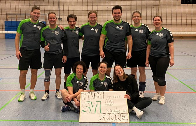 Ein Teil der Meistermannschaft (hinten von links): Marco Kühnle, Achim Schmid, Dennis Lockner, Fritz Müller, Felix Lang, Markus Fiedler, Manuela Kühnle. Vorne von links: Daniela Schmid, Sandra Ernst und Michelle Dienes (ohne Einsatz). <span class='image-autor'>Foto: privat</span>