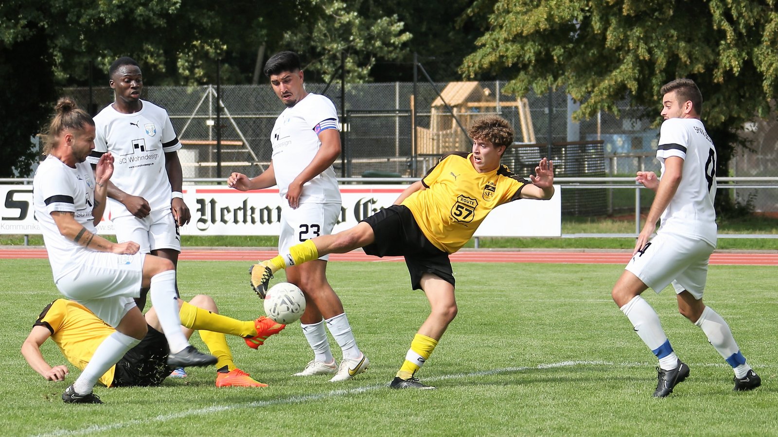 Den Ausgleich auf dem Fuß hat Kai Schopper (gelbes Trikot) im Spiel gegen Besigheim nach der Ballannahme von Luca Schneider (verdeckt), doch er kommt nicht recht zum Schuss. Foto: Küppers Den Ausgleich auf dem Fuß hat Kai Schopper (gelbes Trikot) im Spiel gegen Besigheim nach der Ballannahme von Luca Schneider (verdeckt), doch er kommt nicht recht zum Schuss. Foto: Küppers