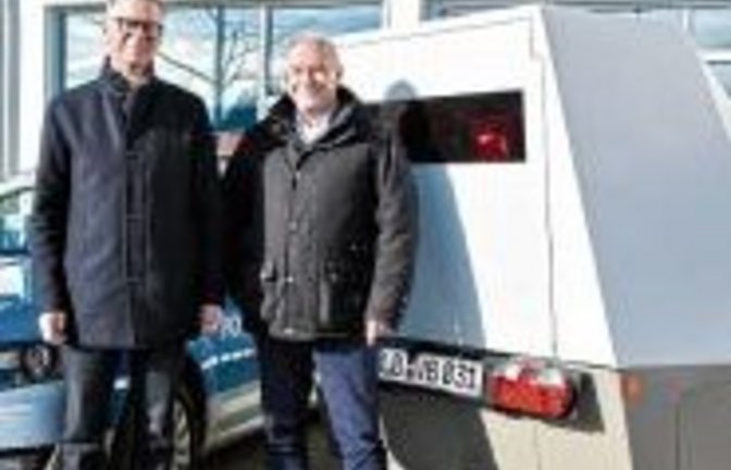 Bürgermeister Michael Ilk (links) und Heinz Mayer geben den Startschuss für die beiden mobilen Blitzer. Foto: Stollenberg