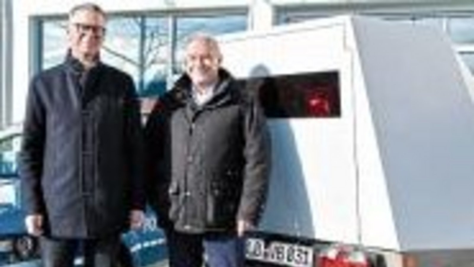 Bürgermeister Michael Ilk (links) und Heinz Mayer geben den Startschuss für die beiden mobilen Blitzer. Foto: Stollenberg