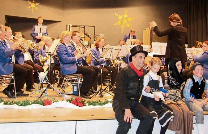 Mit toller Orchesterleistung und szenischem Spiel wurde „Mary Poppins“ in die Oberriexinger Festhalle gezaubert. Fotos: Gergen