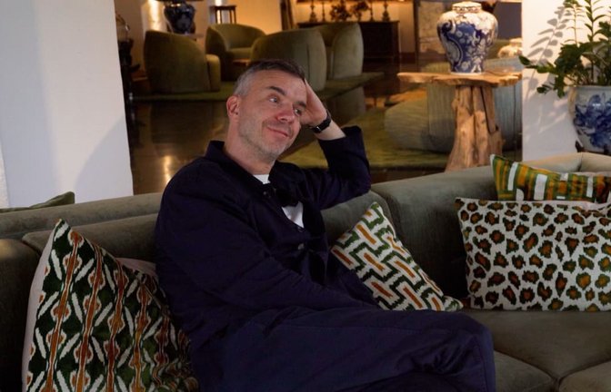 Sofatalk mit Matze Hielscher im Hotel „Die Bleiche“ in Burg (Spreewald). Hier nimmt der Podcaster gerade die Sommer-Folgen auf. Mit wem er in der Küche, im Kahn und im Regen gesprochen hat, verrät er im Interview.<span class='image-autor'>Jasmin Brünnecke</span>