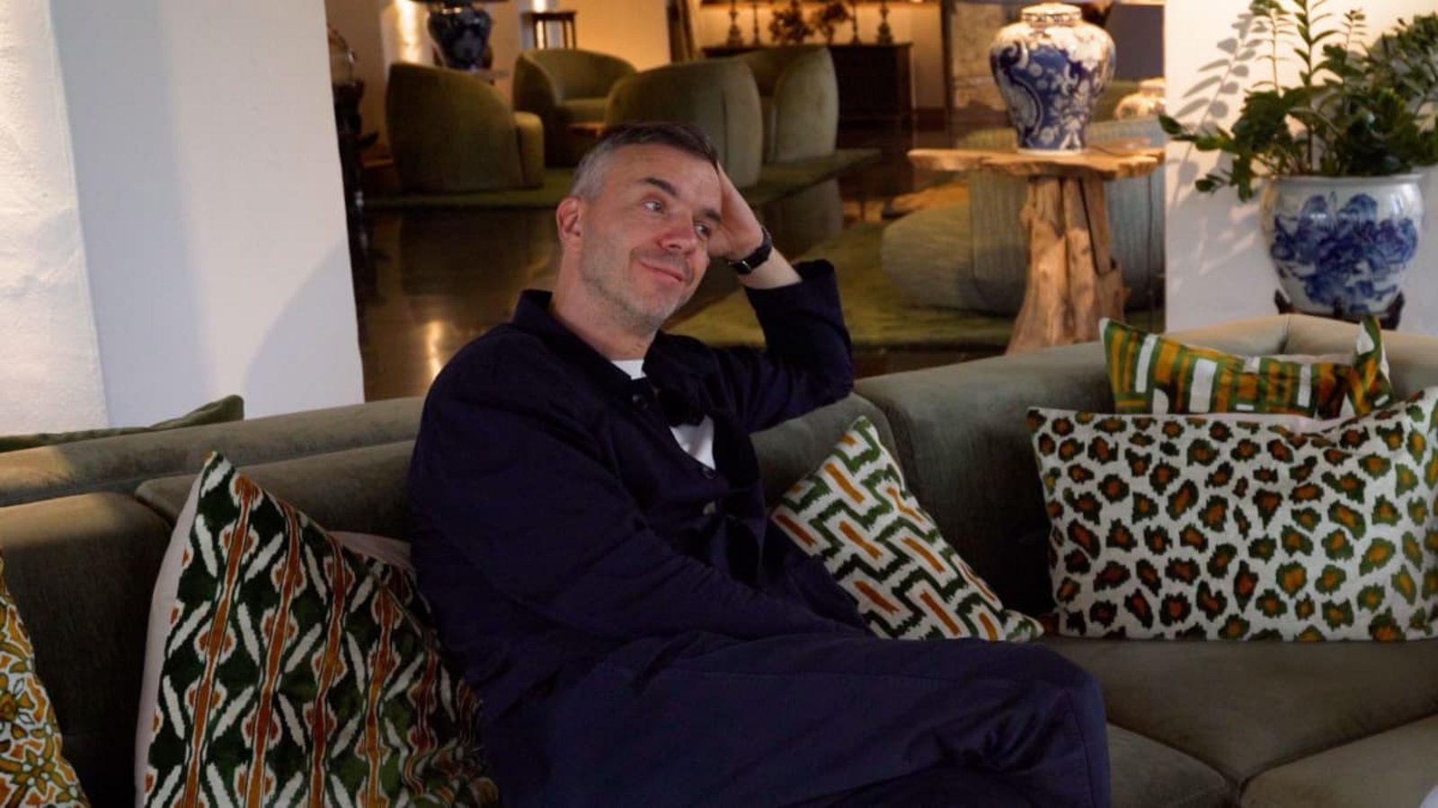 Sofatalk mit Matze Hielscher im Hotel „Die Bleiche“ in Burg (Spreewald). Hier nimmt der Podcaster gerade die Sommer-Folgen auf. Mit wem er in der Küche, im Kahn und im Regen gesprochen hat, verrät er im Interview.Jasmin Brünnecke