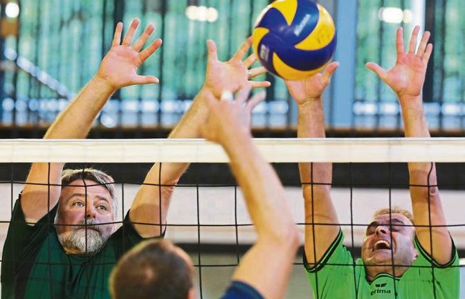 Jürgen Schmidt (links) und Achim Schmid sind mit dem SV Iptingen als Meister aufgestiegen. In der Mixed-2/4-Staffel C 1 Nord rechnen sie sich einen Platz im Mittelfeld aus. Foto: Küppers