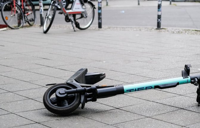 Die Frau wurde nach dem Unfall mit ihrem Stromroller mit Verdacht auf schwere Verletzungen in ein Krankenhaus gebracht (Symbolbild).<span class='image-autor'>Jens Kalaene/dpa</span>