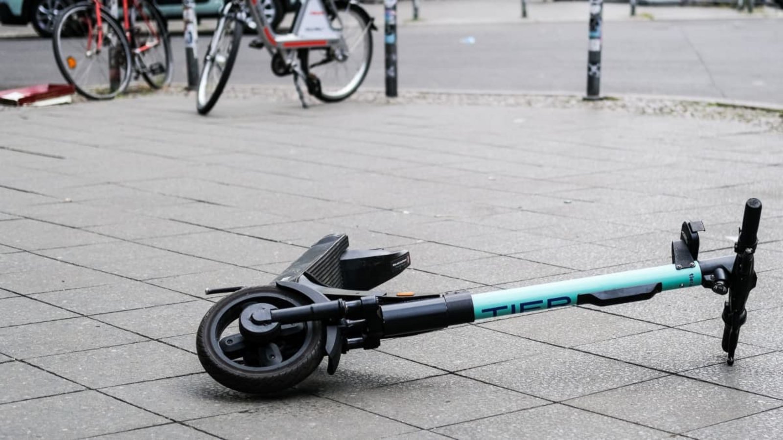 Die Frau wurde nach dem Unfall mit ihrem Stromroller mit Verdacht auf schwere Verletzungen in ein Krankenhaus gebracht (Symbolbild).Jens Kalaene/dpa Die Frau wurde nach dem Unfall mit ihrem Stromroller mit Verdacht auf schwere Verletzungen in ein Krankenhaus gebracht (Symbolbild).Jens Kalaene/dpa