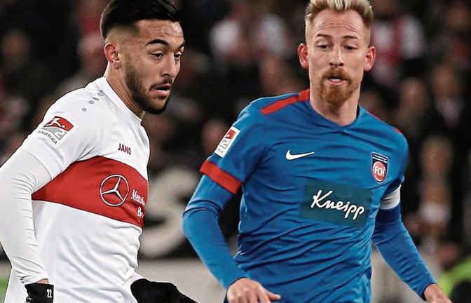 Heidenheims Rechtsverteidiger Marc Schnatterer (rechts) stellt Nicolas Gonzalez vom VfB Stuttgart im Spiel der 2. Bundesliga am Mittwochabend. Foto: Baumann