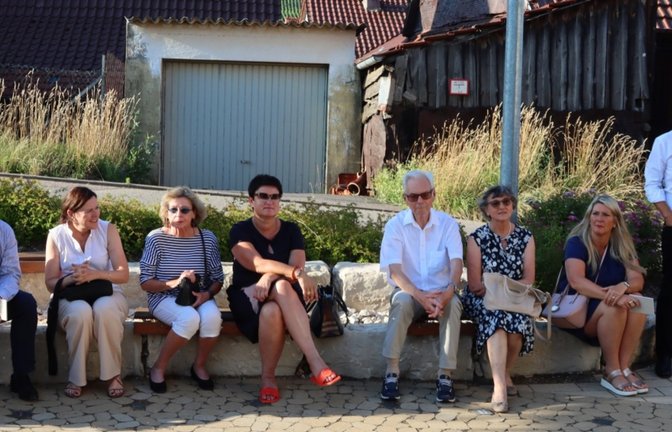 Die Besuchergruppe bei der Schützinger Familienherberge.  <span class='image-autor'>Fotos: p</span>