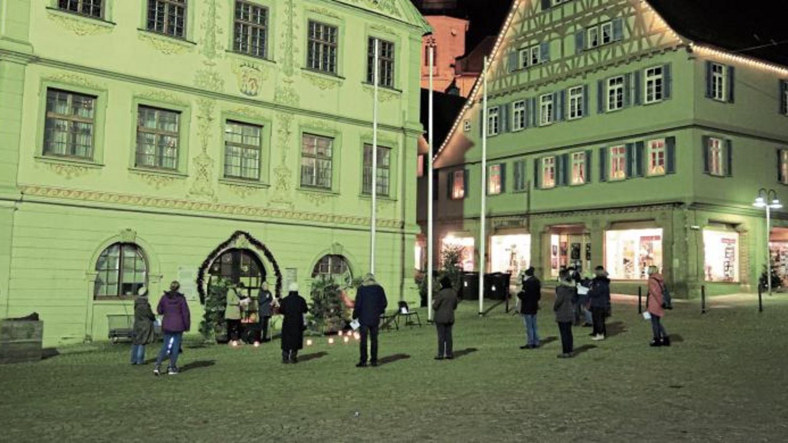 Lebendiger Advent vor dem Vaihinger Bürgeramt am Mittwochabend.  Foto: Rücker