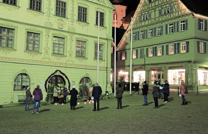 Lebendiger Advent vor dem Vaihinger Bürgeramt am Mittwochabend.  Foto: Rücker