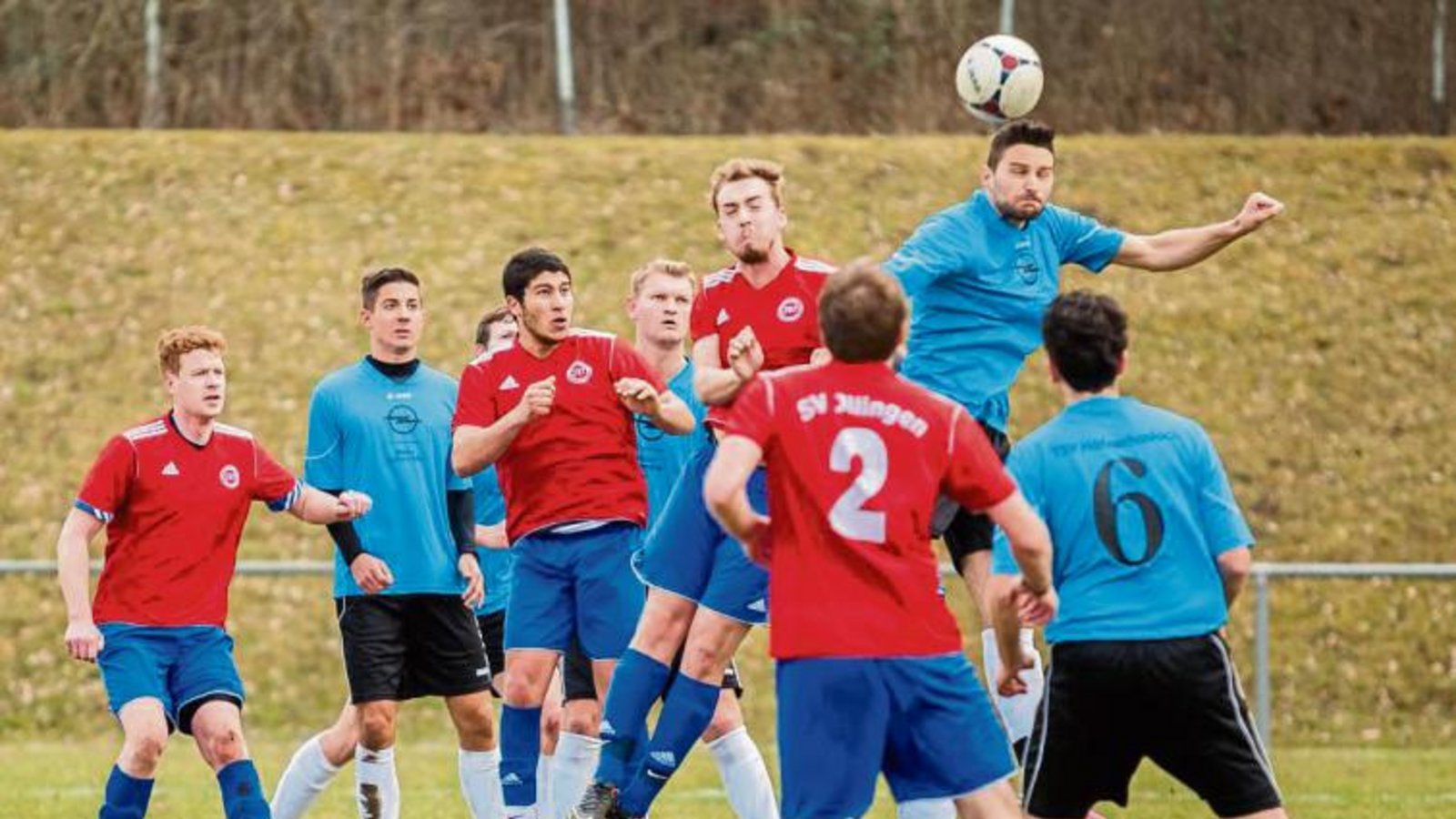 Häfnerhaslachs Björn Stalder (Zweiter von rechts) klärt beim 6:0 seines TSV beim SV Illingen II vor Lukas Strauß. Foto: Simecek Häfnerhaslachs Björn Stalder (Zweiter von rechts) klärt beim 6:0 seines TSV beim SV Illingen II vor Lukas Strauß. Foto: Simecek