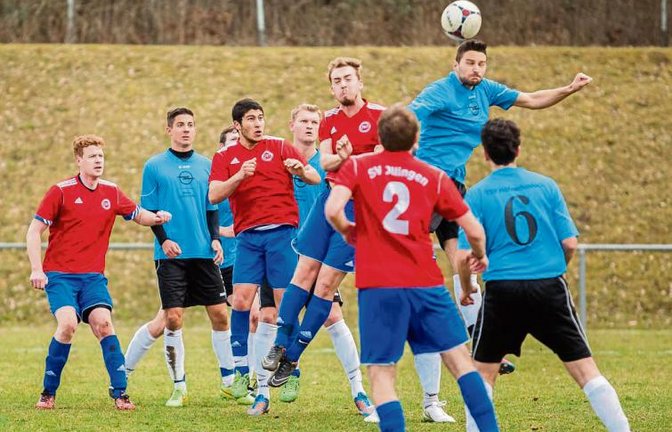 Häfnerhaslachs Björn Stalder (Zweiter von rechts) klärt beim 6:0 seines TSV beim SV Illingen II vor Lukas Strauß.  Foto: Simecek