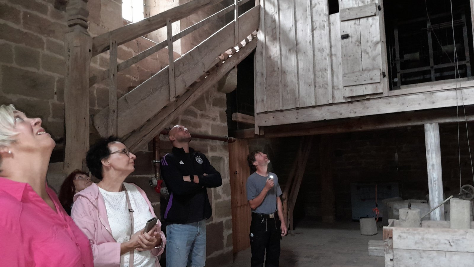 Der Zimmermeister und Schreiner Martin Büchle (rechts) erklärt den Teilnehmerinnen und Teilnehmern der Führung den baulichen Zustand der Decke in der Uhrenstube.  Fotos: Filitz