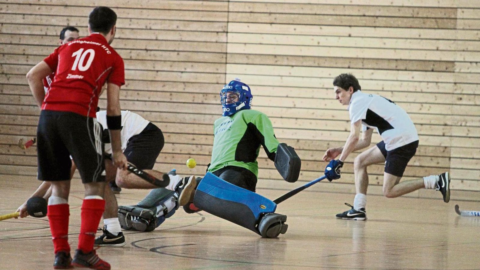 Dass CEV-Torwart Daniel Löpsinger des Öfteren im Mittelpunkt steht, davon geht er selbst aus. Denn für den Club an der Enz geht es auch in dieser Hallensaison nur im den Klassenerhalt. Foto: Bürkle Dass CEV-Torwart Daniel Löpsinger des Öfteren im Mittelpunkt steht, davon geht er selbst aus. Denn für den Club an der Enz geht es auch in dieser Hallensaison nur im den Klassenerhalt. Foto: Bürkle