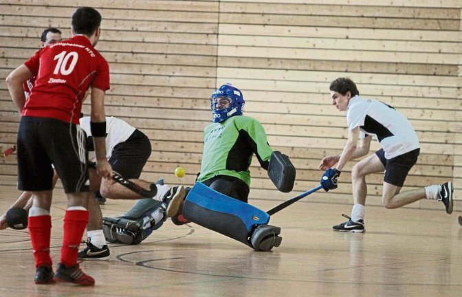 Dass CEV-Torwart Daniel Löpsinger des Öfteren im Mittelpunkt steht, davon geht er selbst aus. Denn für den Club an der Enz geht es auch in dieser Hallensaison nur im den Klassenerhalt. Foto: Bürkle