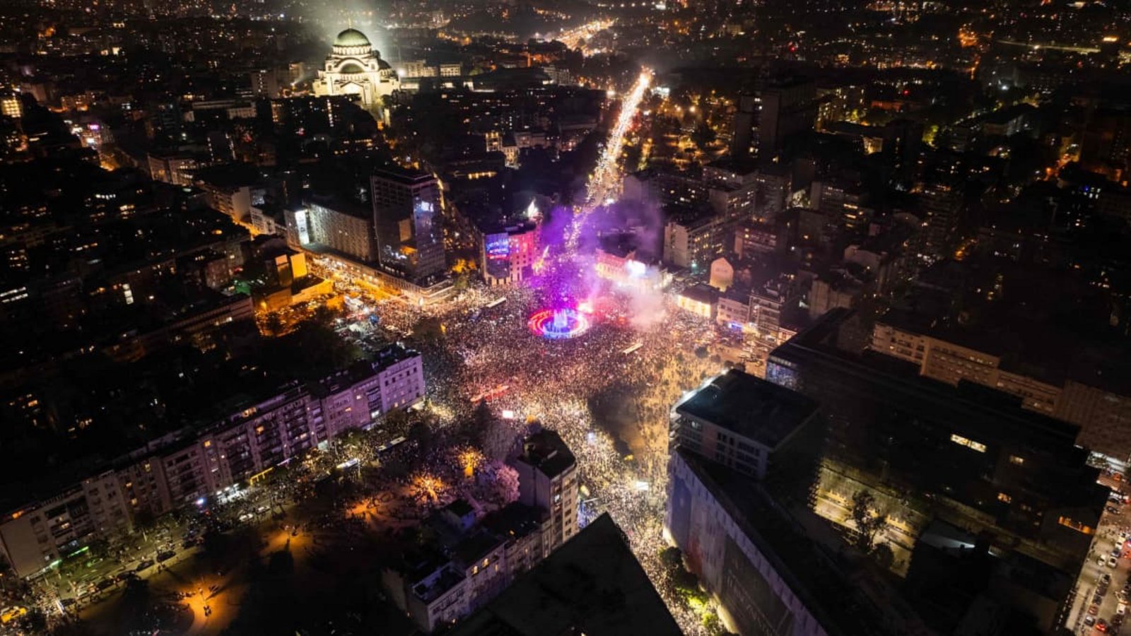 Jubelnde Menschenmengen im Zentrum von Belgrad.DJORDJE KOSTIC/afp Jubelnde Menschenmengen im Zentrum von Belgrad.DJORDJE KOSTIC/afp
