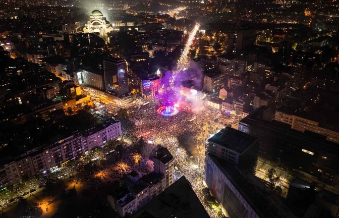 Jubelnde Menschenmengen im Zentrum von Belgrad.<span class='image-autor'>DJORDJE KOSTIC/afp</span>